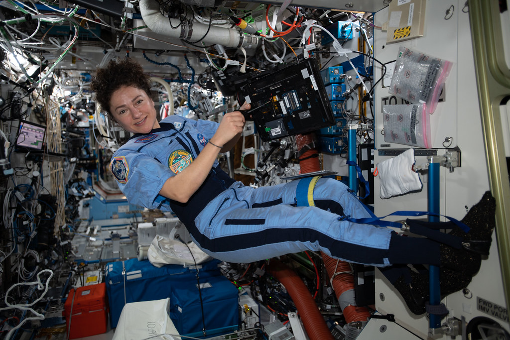 La astronauta jessica meir trabajando en una laptop